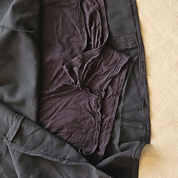 Scorts - Picture 4 of 4